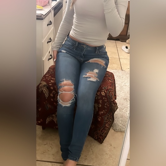 23W 29L HOLLISTER ripped jeans! - Picture 2 of 2